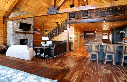 Thornton House | Book this perfect family getaway at this beautiful new modern log home in the White Mountains! CW81T