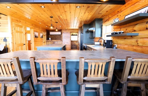 Thornton House | Book this perfect family getaway at this beautiful new modern log home in the White Mountains! CW81T