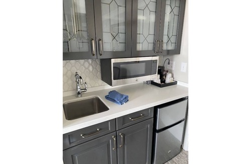 North End Villa | Boston marathon deluxe one bedroom suite in Custom House