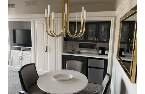 North End Villa | Boston marathon deluxe one bedroom suite in Custom House