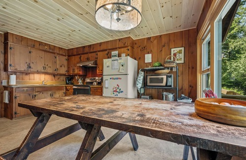 Rangeley House | 🐾Boyd - Rustic, spacious, dog friendly home on Mooselookmeguntic Lake