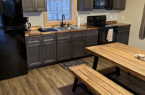 Anna Cabin | Brand new cabin in the woods with hot tub 1/2 mile from Starview Winery