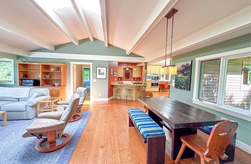 Waitsfield House | Breathtaking Views 7 Bedroom Estate w/Hot Tub