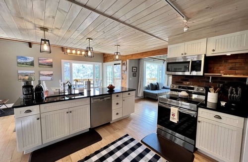 Sandgate House | Breathtaking views at Hillside Getaway