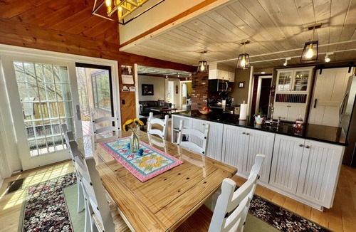 Sandgate House | Breathtaking views at Hillside Getaway