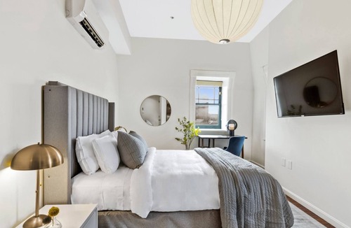 Downtown Baltimore House | Brexton Hotel - Bright and Charming Studio