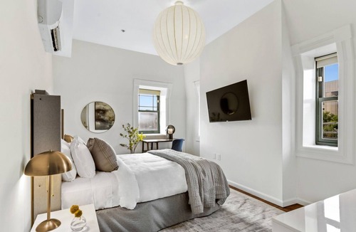 Downtown Baltimore House | Brexton Hotel - Bright and Charming Studio