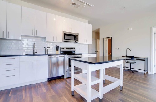 Jefferson Manor Apartment | Bright Apt W Den | Gym & Easy DC Access