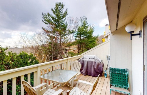 Bromley Mountain Condo | Bright & cheery condo with seasonal pool access