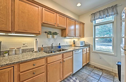 West Hartford Condo | Bright Condo w/Community Perks: Near Ski Quechee!