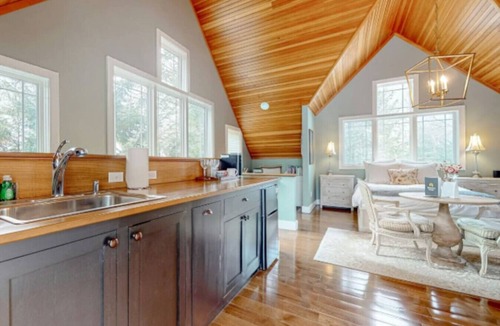 Wolfeboro Apartment | Bright & Cozy Studio w/Hot Tub | Walk to Lake