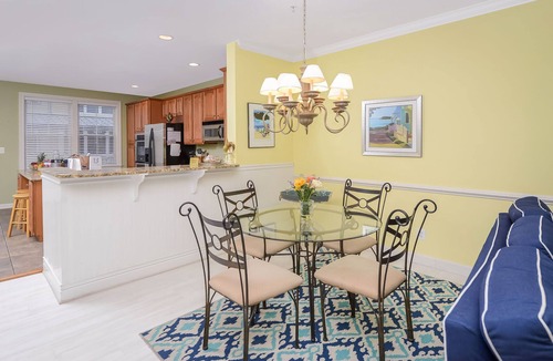 Sunset Island House | Bright, fun 5-bedroom townhouse in exclusive gated community with free WiFi, an indoor/outdoor pool, private bayside beaches, a restaurant, and more!
