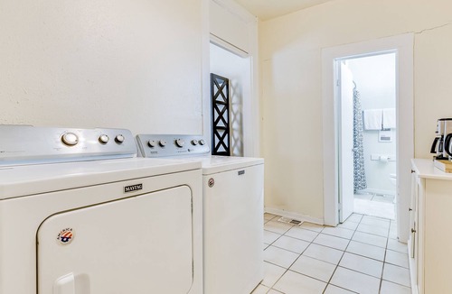 San Jacinto House | Bright Home 1 Block from the Beach/Sea w/Free WiFi, Shared Grill, & Central A/C