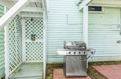 San Jacinto House | Bright Home 1 Block from the Beach/Sea w/Free WiFi, Shared Grill, & Central A/C