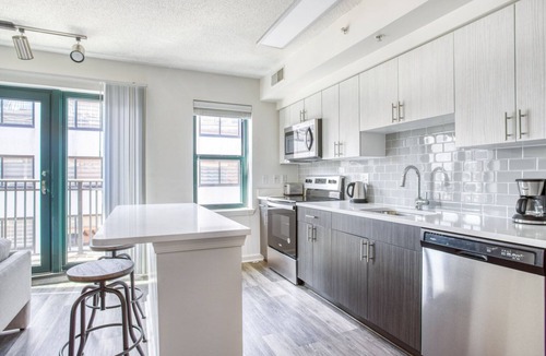 Logan Circle Apartment | Bright Logan Circle 1BR w/Gym, W/D & Pool, walk to bars, by Blueground