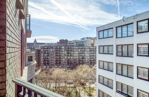 Logan Circle Apartment | Bright Logan Circle 1BR w/Gym, W/D & Pool, walk to bars, by Blueground