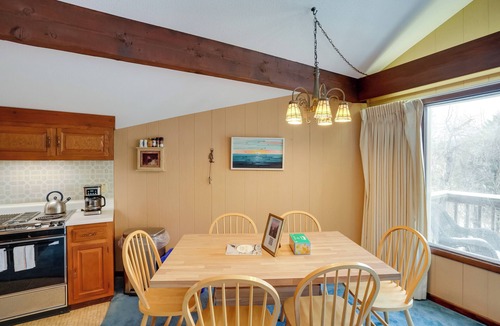 Bromley Mountain Apartment | Bromley Mountain Escape w/2 Balconies: Hike & Ski
