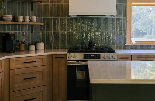 Bridgewater Corners Cabin | Brookside Cabin + Hot Tub | Woodstock & Killington