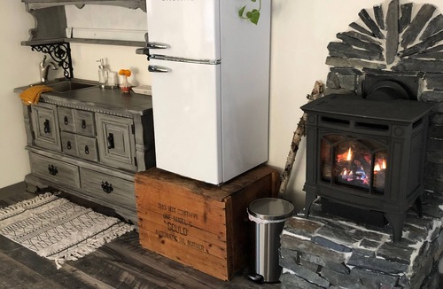 Washington Cottage | Brookside cabin on Budding Homestead