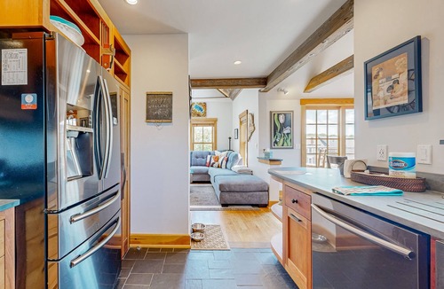 Boothbay Harbor Apartment | Buddy's Barrel House: Dog-Friendly Apartment in Downtown Boothbay Harbor