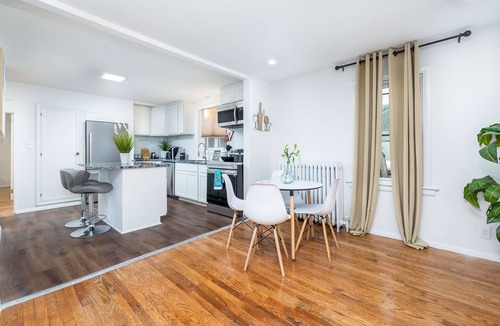 Windsor House | Bungalow House - Free Parking - 10 mins to Hartford & Airport