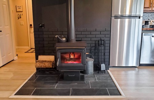 East Burke House | Burke Trailside Condo with King & Full Beds