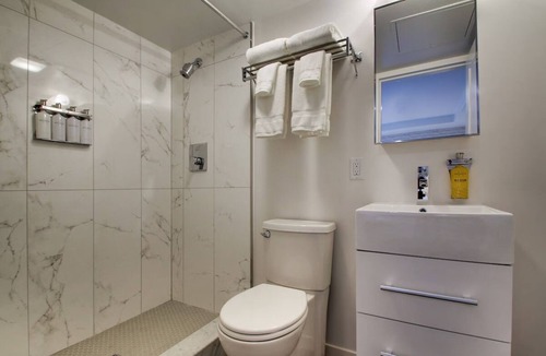 Foggy Bottom Hotel | Buzz Queen, Hotel Hive, Ensuite Comfort, Lively Locale