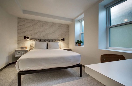 Foggy Bottom Hotel | Buzz Queen, Hotel Hive, Ensuite Comfort, Lively Locale
