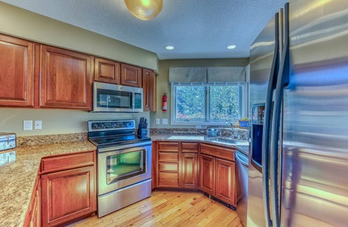 Bretton Woods House | C11 Top Rated Townhome. Great views, fireplaces, wifi, AC! Short walk to slopes, and dog friendly!
