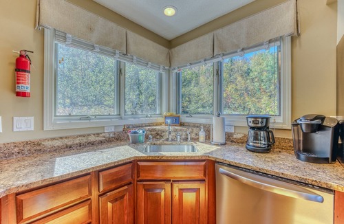 Bretton Woods House | C11 Top Rated Townhome. Great views, fireplaces, wifi, AC! Short walk to slopes, and dog friendly!