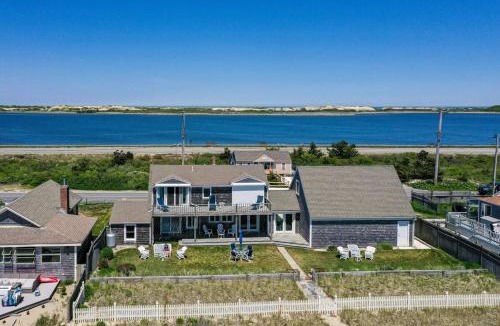 North Truro House | Capacious North Truro Beachfront Home