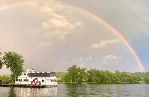 Newport Boat Rental | Captain's Corner Newport Belle