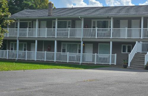 Alexandria Bay Hotel | Captain's Inn and Suites