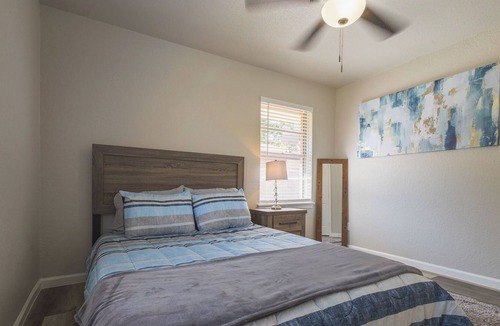 Lake Jackson House | Casa Mimosa: Lake Jackson Home 15 min from Beach