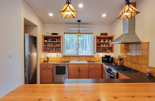 Mazama House | Casa Nordica: Modern 2-Bedroom Getaway in Mazama