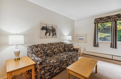 West Bridgewater Hotel | Cedarbrook Deluxe one bedroom suite located on 2nd floor with outdoor heated pool 21820