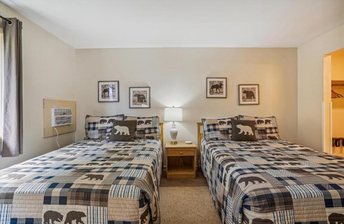 West Bridgewater Hotel | Cedarbrook Two Double bed Standard Hotel room 217