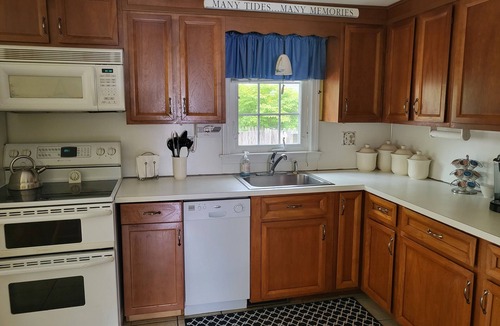 Dennis Port House | Central air, walk to beach , great location on Captain Chase Rd Dennisport