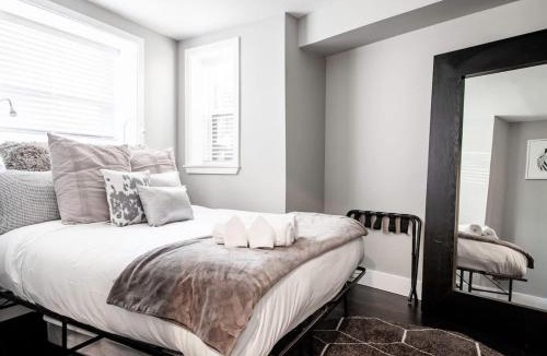 Truxton Circle Apartment | Centrally-Located Well-Decorated Solar-Powered
