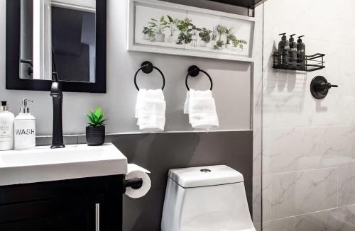 Truxton Circle Apartment | Centrally-Located Well-Decorated Solar-Powered