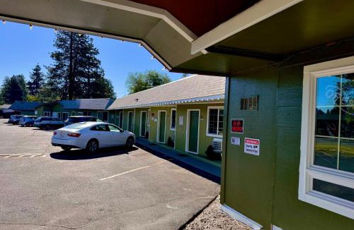 Larkspur Hotel | Chalet Motel - Affordable Stay in Central Bend