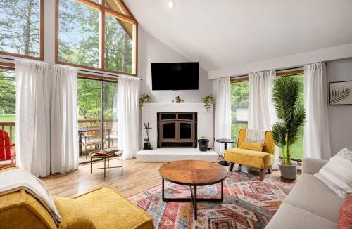 The Woods Ski Chalet | Chalet w Hot Tub Deck Fire Pit Wifi Resort Fun