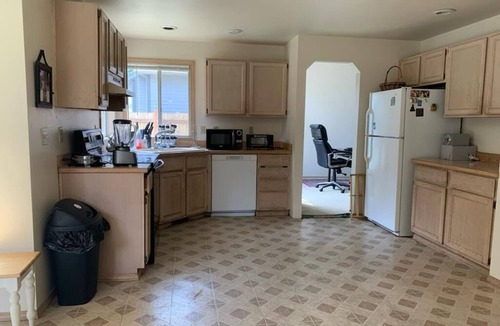 Renton House | Charming 1-bedroom in Renton in a 4-bedroom ,3 bathroom house.Private bedroom