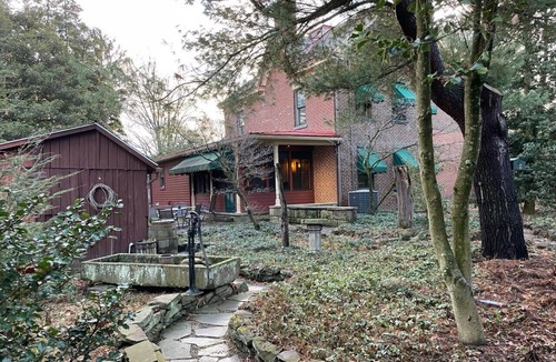 McClellandtown House | Charming 1825 historic home nestled in the heart of Deer Creek Winery. 12 guests