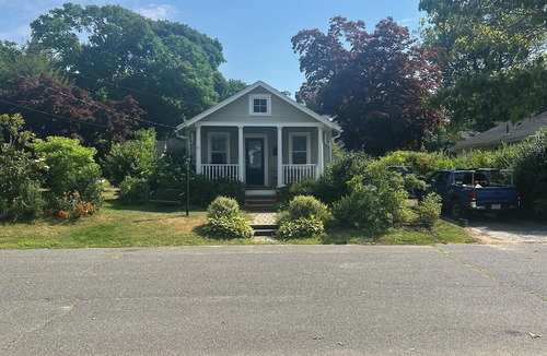 Atlantic Highlands House | Charming 2-bedroom house in Atlantic Highlands close to beach, WiFi, AC.