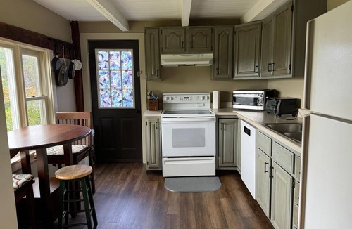Meadows House | Charming 2-bedroom barn in Northfield with WiFi and AC