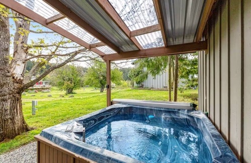 Deer Harbor Apartment | Charming 2-bedroom bungalow with hot tub in Deer Harbor. Walk to the marina!
