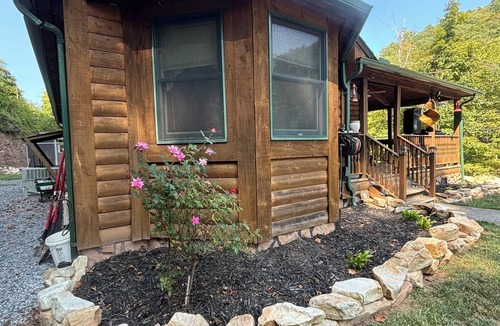True Cabin | Charming 2-bedroom cabin with WiFi, AC in peaceful Pipestem