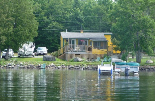 Derby Cottage | Charming 2-bedroom cottage on Lake Salem with AC, WiFi