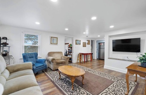 Middletown House | Charming 2-bedroom house with Gorgeous Views in serene Middletown